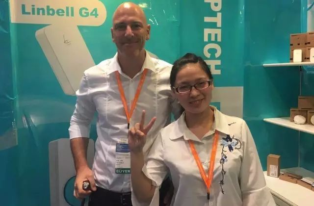 领普科技海外工作人员与老客户刘易斯的合影
