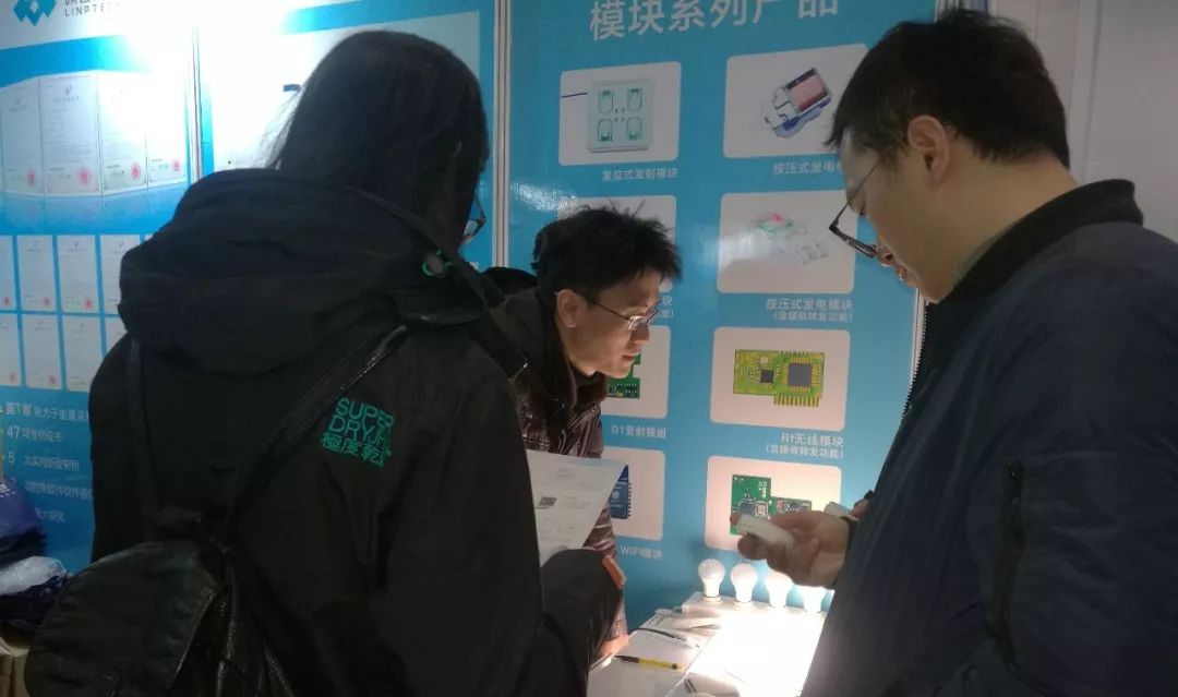 展会现场方案程总耐心为观众进行产品演示